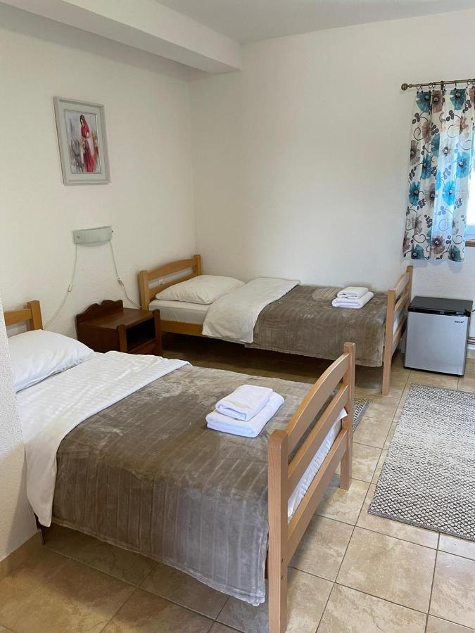 Bed And Breakfast Albatros Perusic Exteriör bild