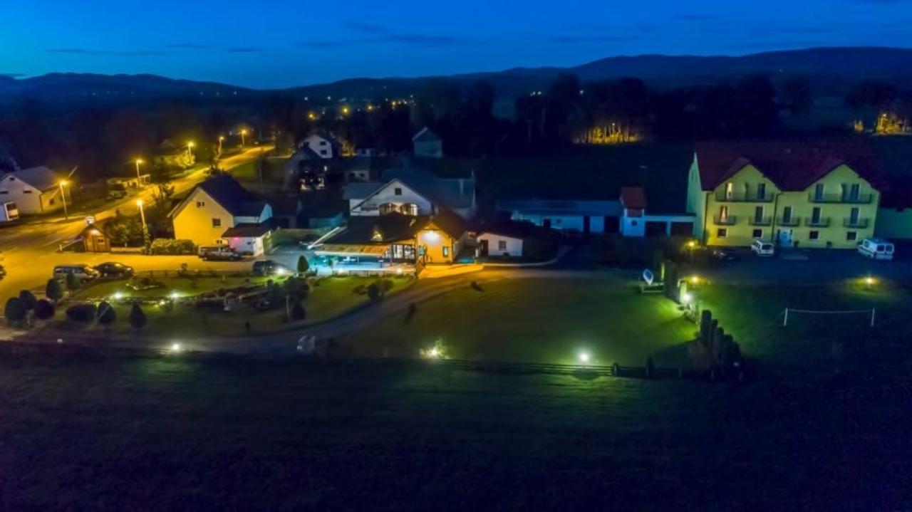 Bed And Breakfast Albatros Perusic Exteriör bild