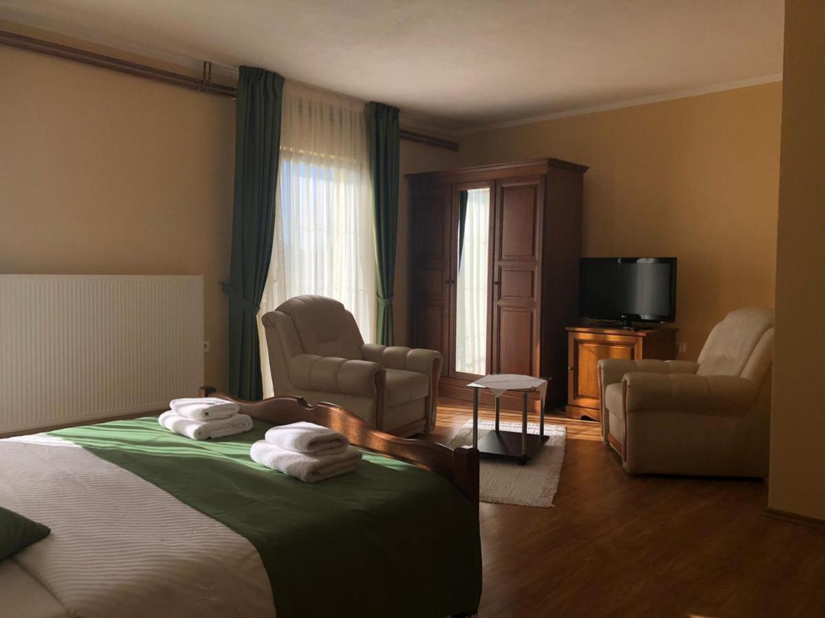 Bed And Breakfast Albatros Perusic Exteriör bild