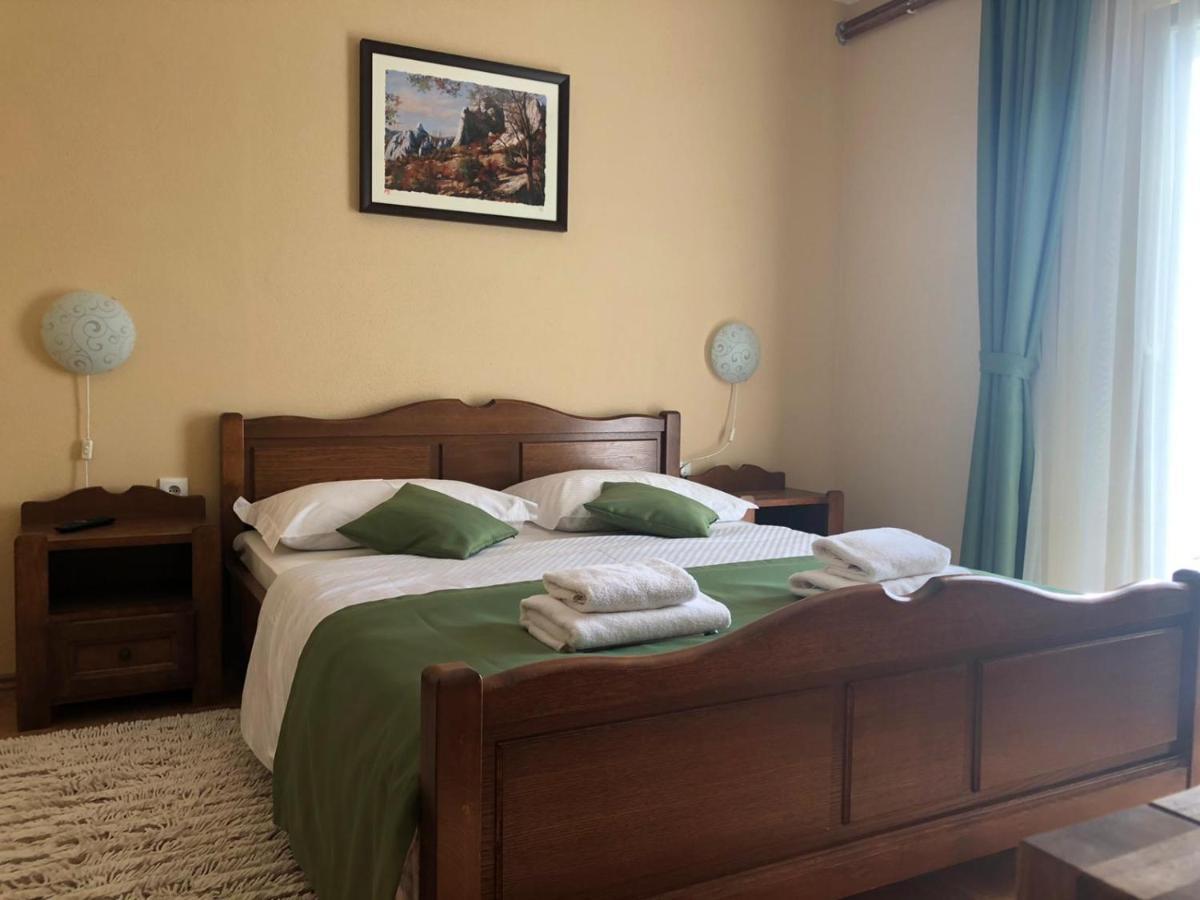 Bed And Breakfast Albatros Perusic Exteriör bild