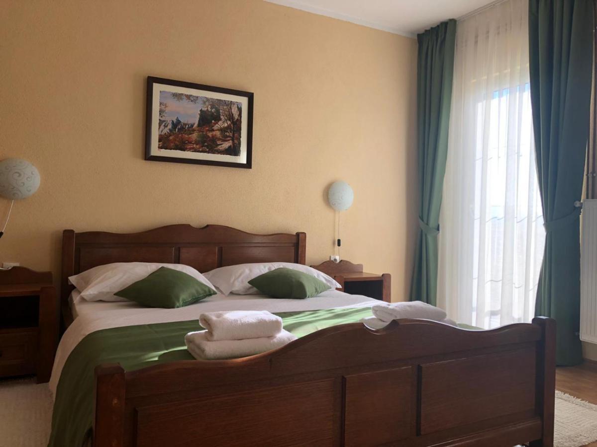 Bed And Breakfast Albatros Perusic Exteriör bild