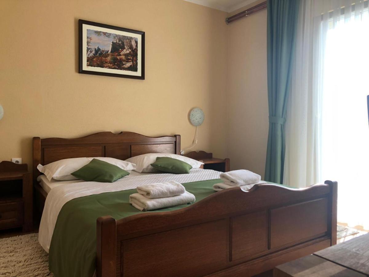 Bed And Breakfast Albatros Perusic Exteriör bild