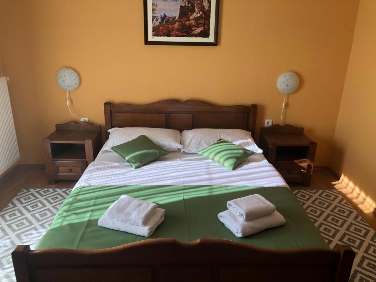 Bed And Breakfast Albatros Perusic Exteriör bild