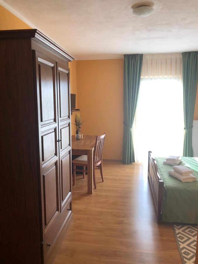 Bed And Breakfast Albatros Perusic Exteriör bild